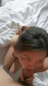 看着妹妹口